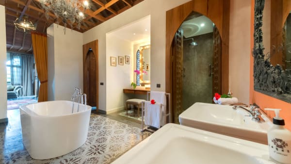 Sayang d'Amour - Ensuite Elegance